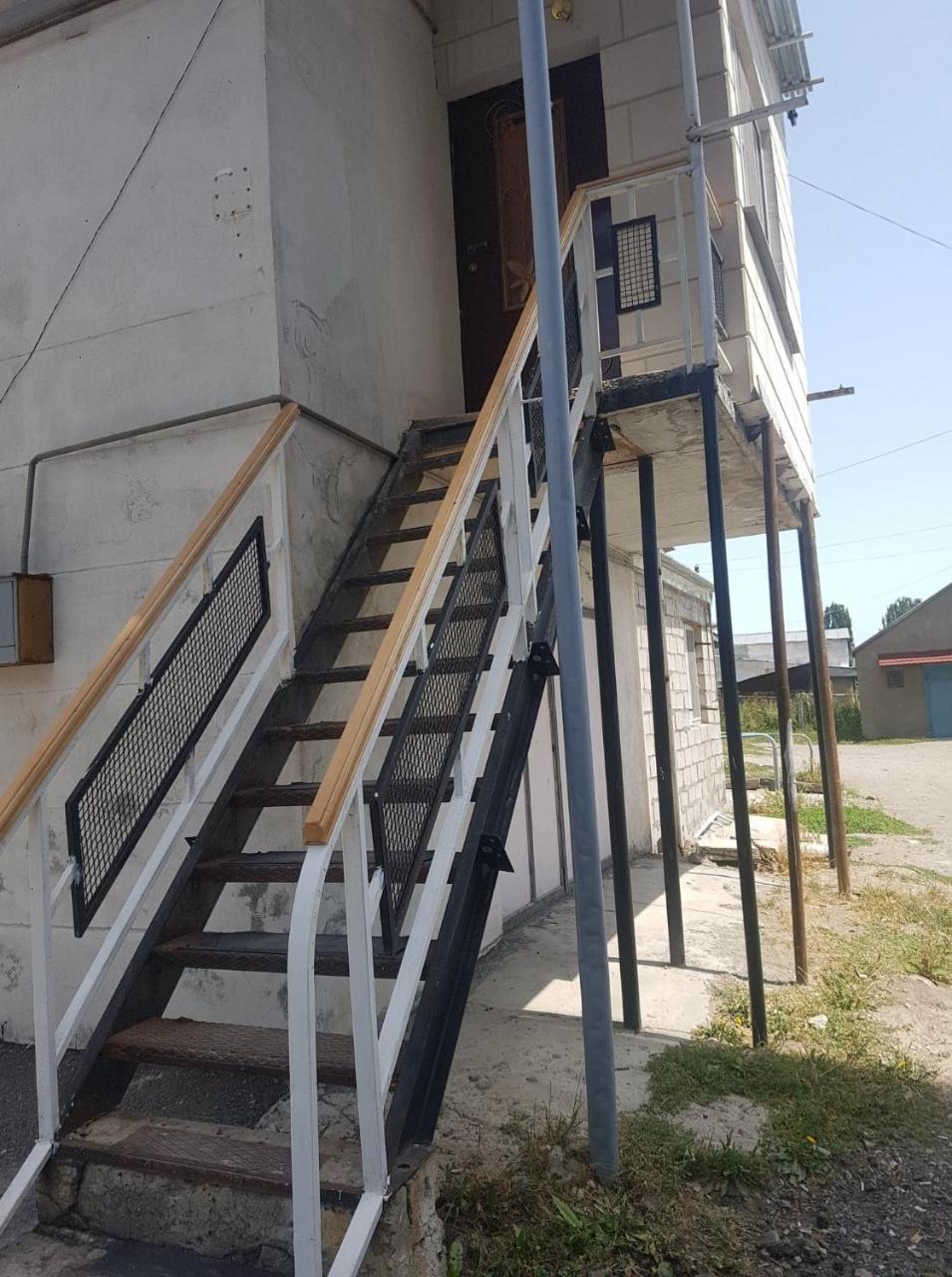 Dream House & Hostel Севан Екстериор снимка